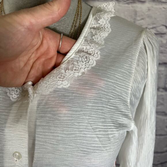 Vintage 80’s Girlhood Core White Long Sleeve Dressing Robe with Red Ribbon - Picture 3 of 5